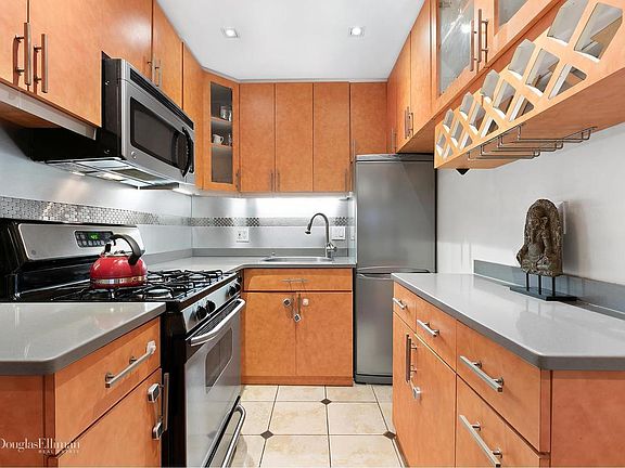 3rd image of 320 W 19th St APT 1B
