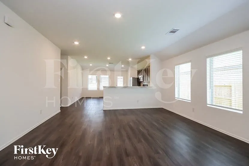 4 bed, 2.0 bath, 1922 sqft, $2,370 — Photo 3