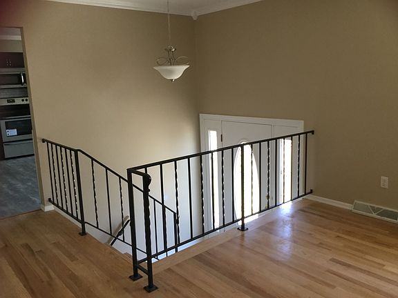 5th image of 477 Foxwood Dr