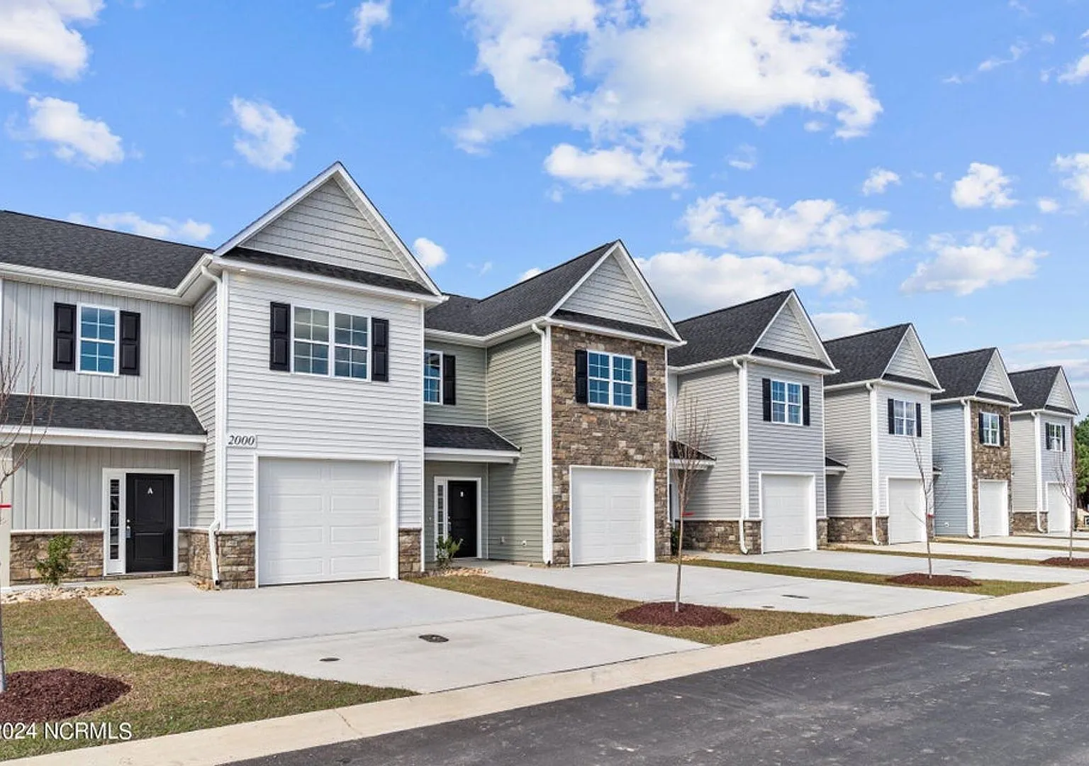 Brand New Townhome in Brook Hollow! Only .4 miles from ECU Health! — Photo 1