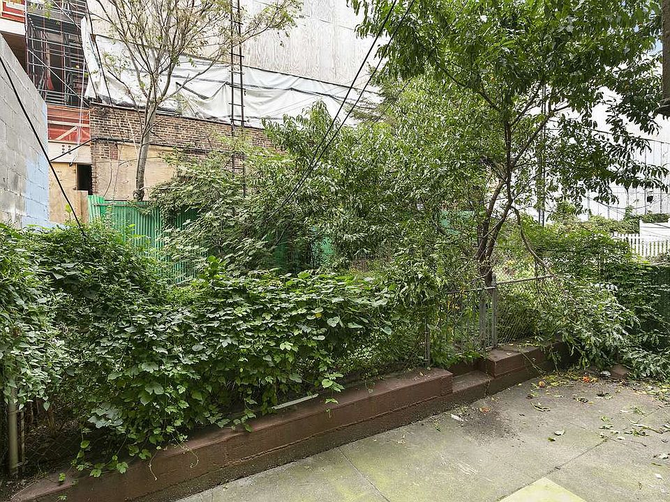 2nd image of 135 Devoe St APT 1L