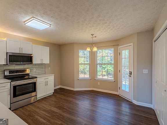 2nd image of 32 Chelsea Ln