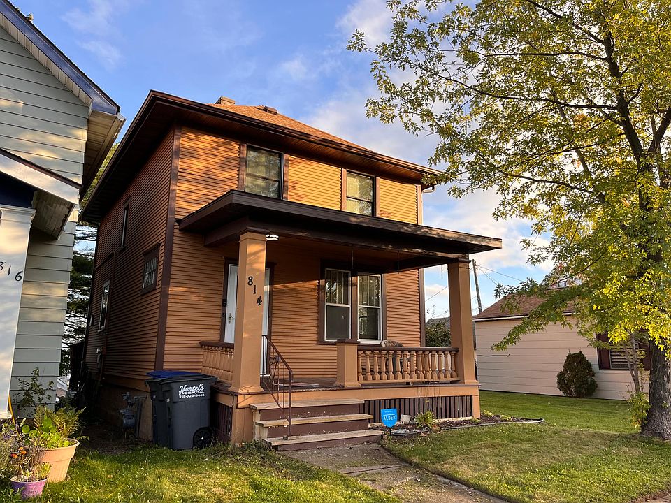 1st image of 814 E 9th St