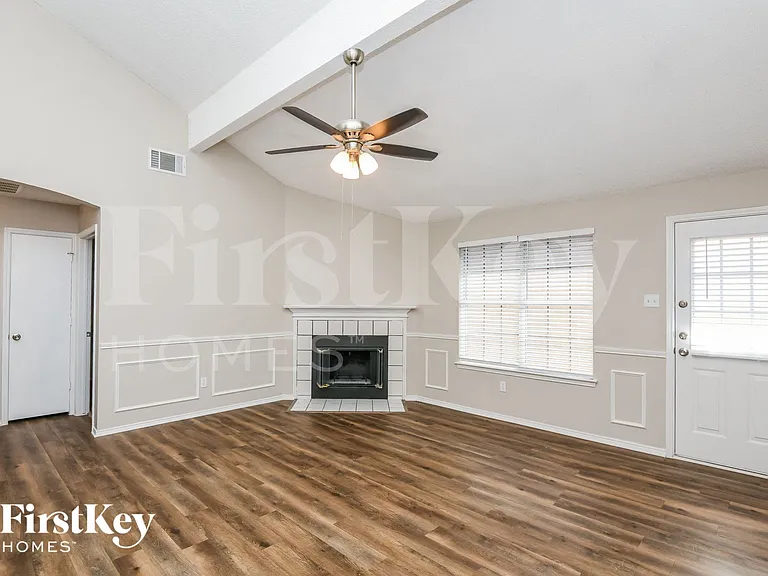 609 Hollyberry Dr — Photo 4