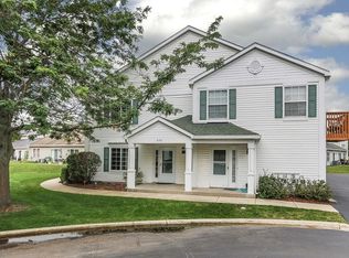 696 Fieldcrest Dr UNIT B, South Elgin, IL 60177