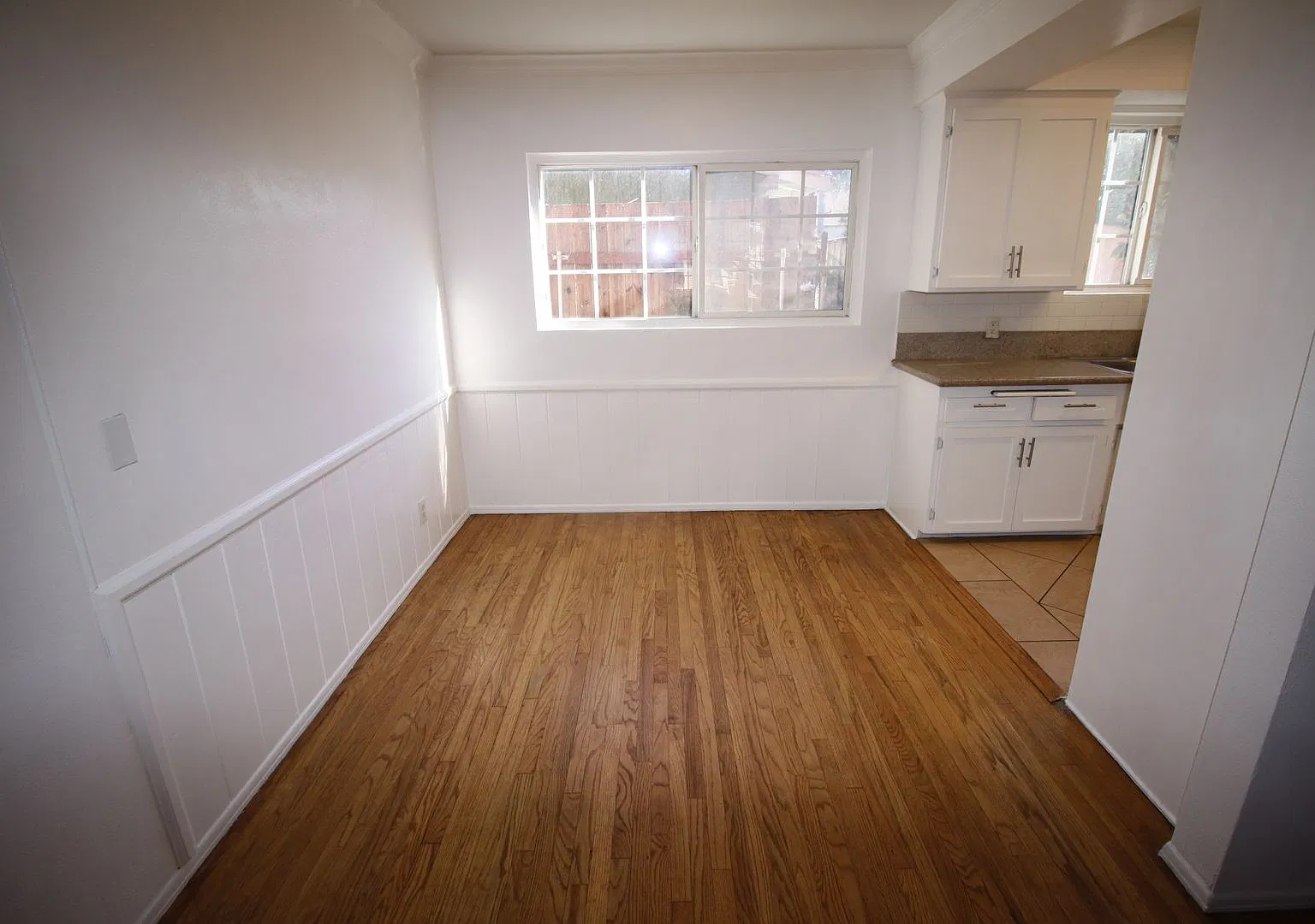 326 MacNeil St — Photo 4