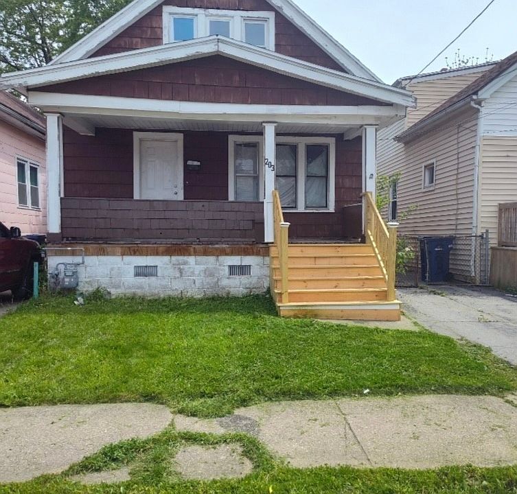 1st image of 203 Roslyn St