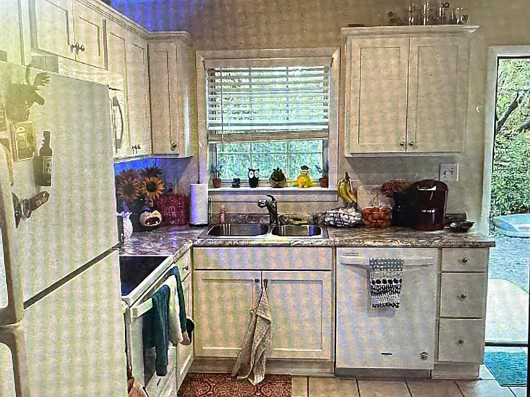 811 Varsity Dr — Photo 4