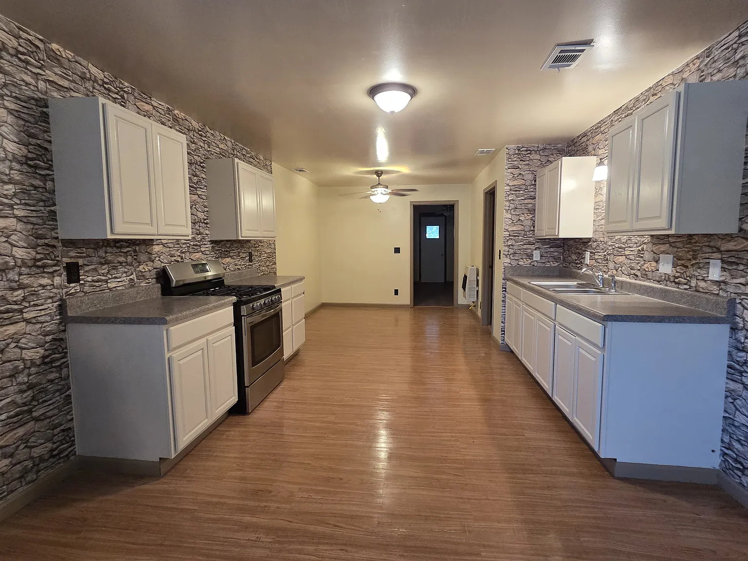 3 bed, 1088 sqft, $1,650 — Photo 1