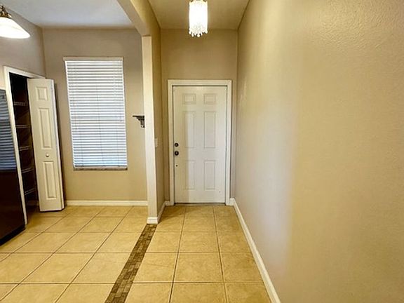 3rd image of 1610 Retreat View Cir