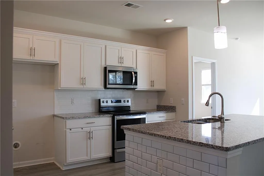 3 bed, 2.0 bath, 1701 sqft, $2,500 — Photo 3