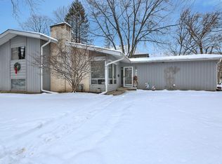 725 E Hillside Rd, Naperville, IL 60540