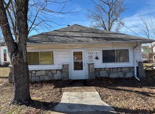 208 E 4th St, Willow Springs, MO 65793