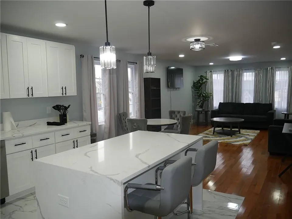 24 Hymer St #2