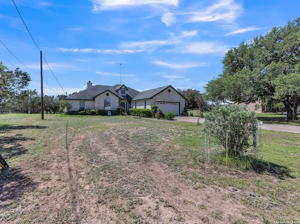 274 Creekwood Dr, Bandera, TX 78003