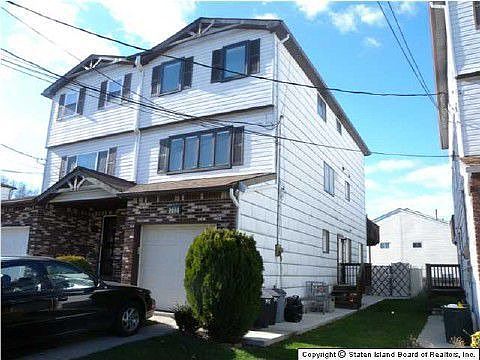 MINT CONDITION MOVE RIGHT IN ALL YOU NEED IS PAINT,BAMBOO FLOORS,NEW PELLAWINDOW