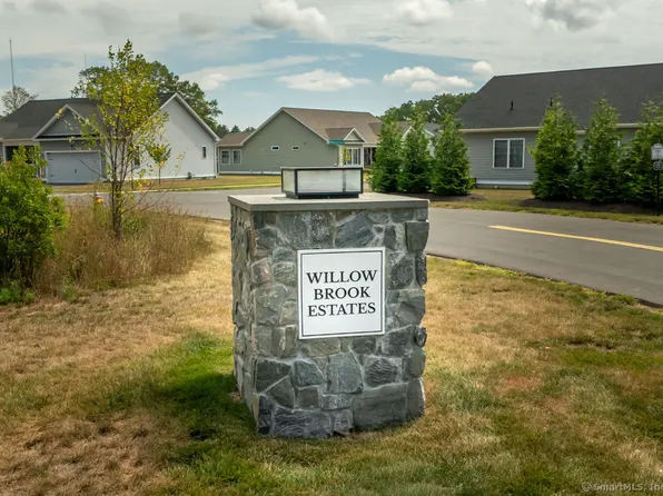 25 Willow Brook Drive #25, Plainville, CT 06062