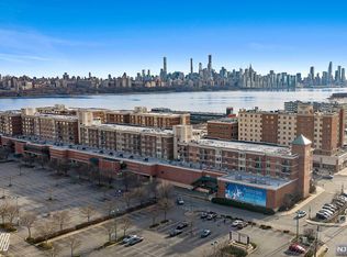 5207 City Pl, Edgewater, NJ 07020