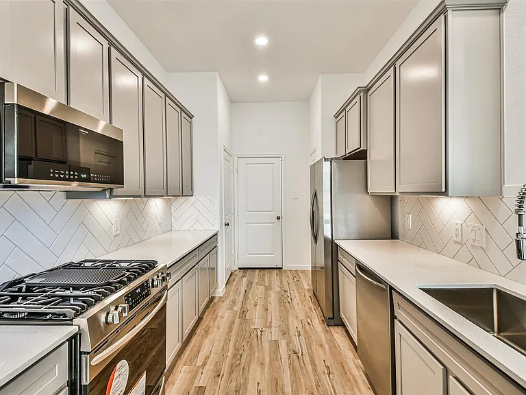678 Royal Arch — Photo 13