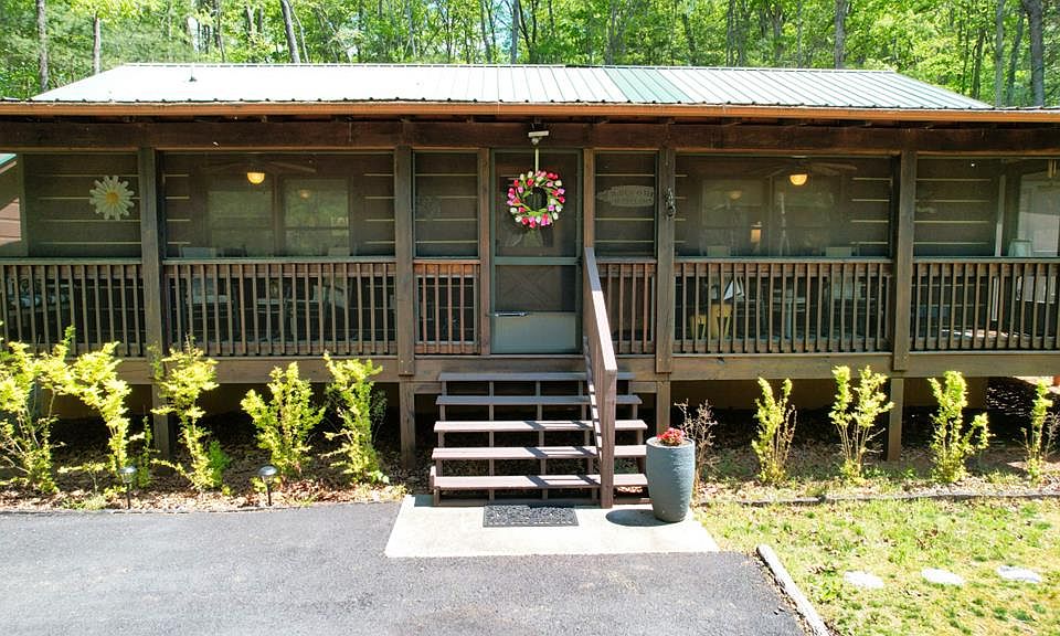 1st image of 210 Shade Tree Ln