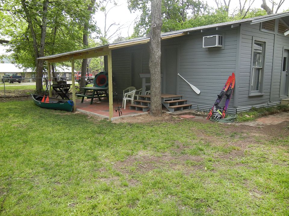 Small cabin on Lake Austin.  Use for home, office, or vacation cottage.