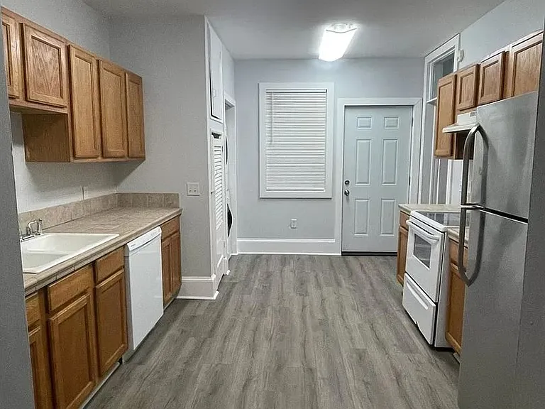643 E Henry St — Photo 3