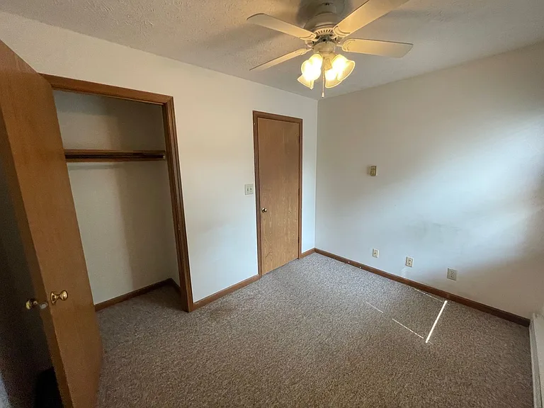 Leslie Manor Apartments — Photo 6