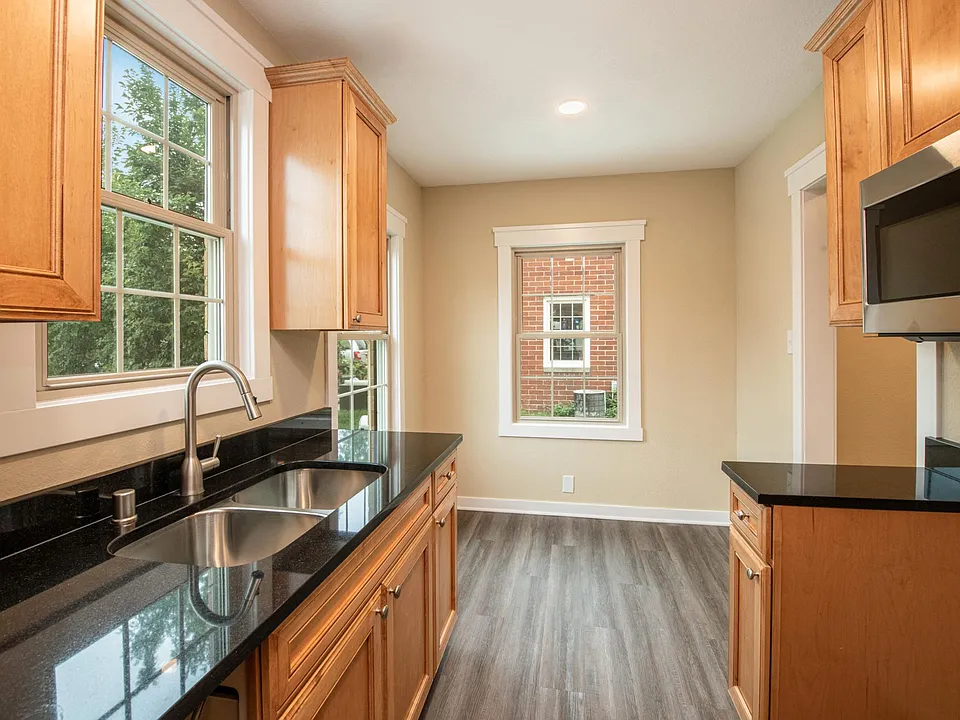 Eat-In Kitchen
