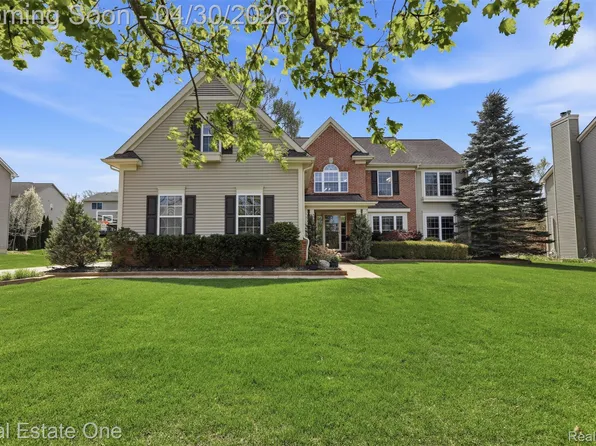 143 Blackberry Dr, White Lake, MI 48386