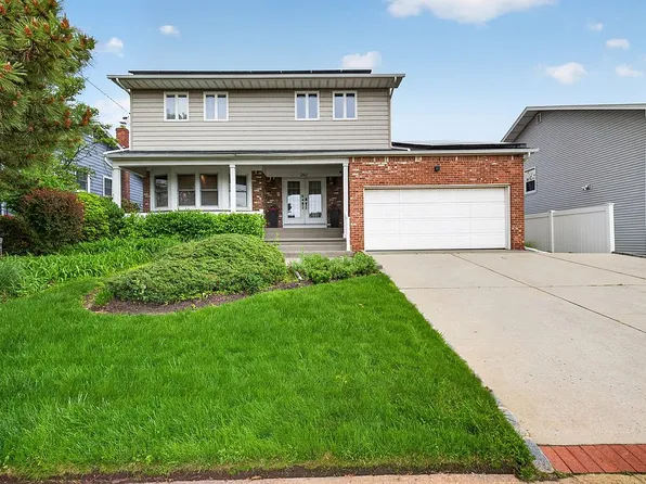 282 Greenway Rd, Long Beach, NY 11561