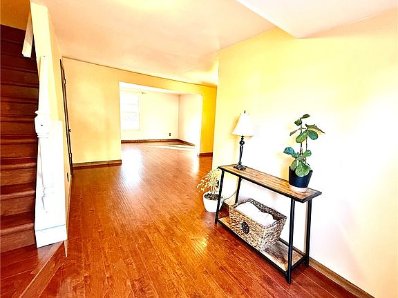 3rd image of 312 Parkwood Dr