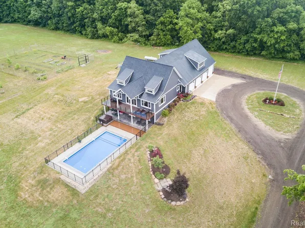 6150 Hartland Rd, Fenton, MI 48430