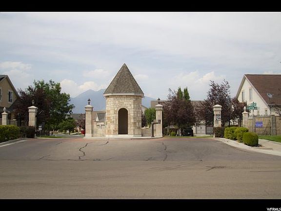 3rd image of 2903 E Somerset Dr