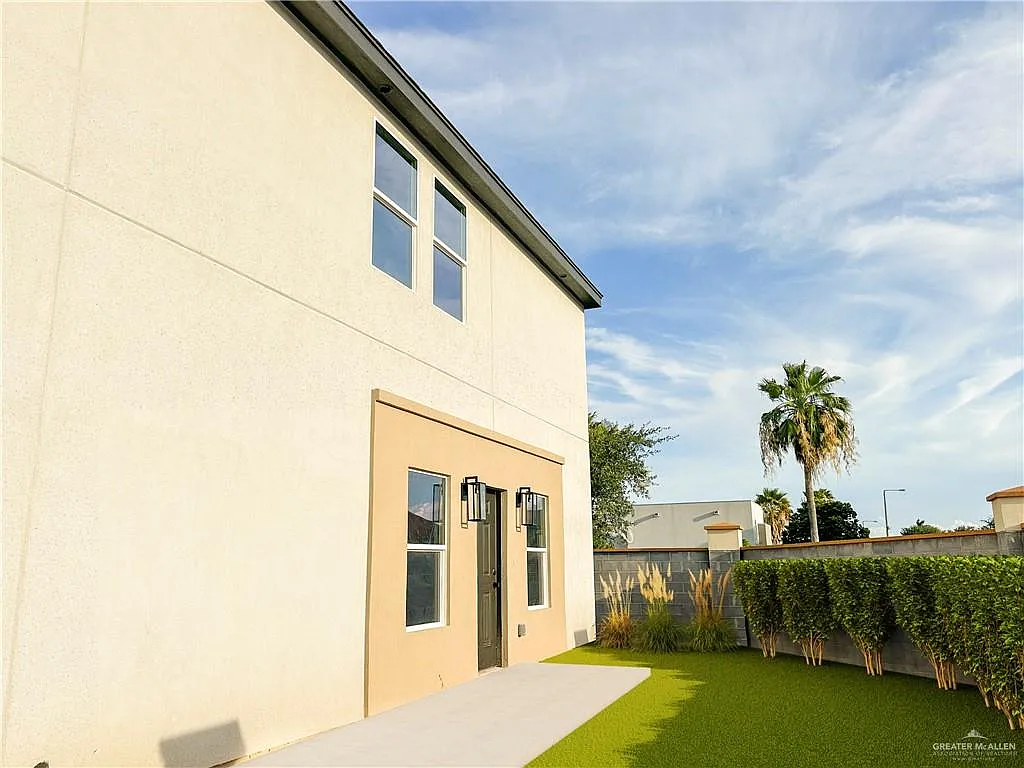 2 bed, 2.5 bath, 1077 sqft, $1,670 — Photo 2