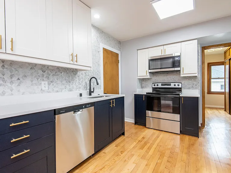 3500 S Clement Ave — Photo 2