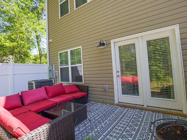 381 James St — Photo 45