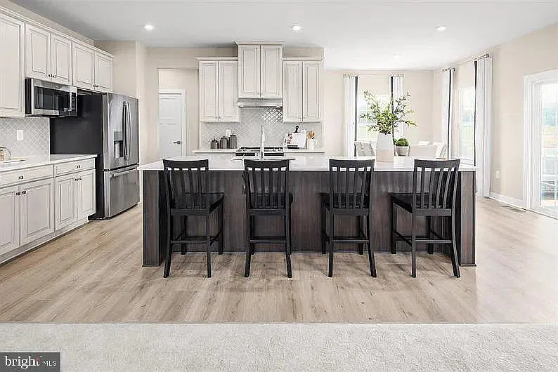 5 bed, 3.5 bath, 2400 sqft, $3,995 — Photo 2
