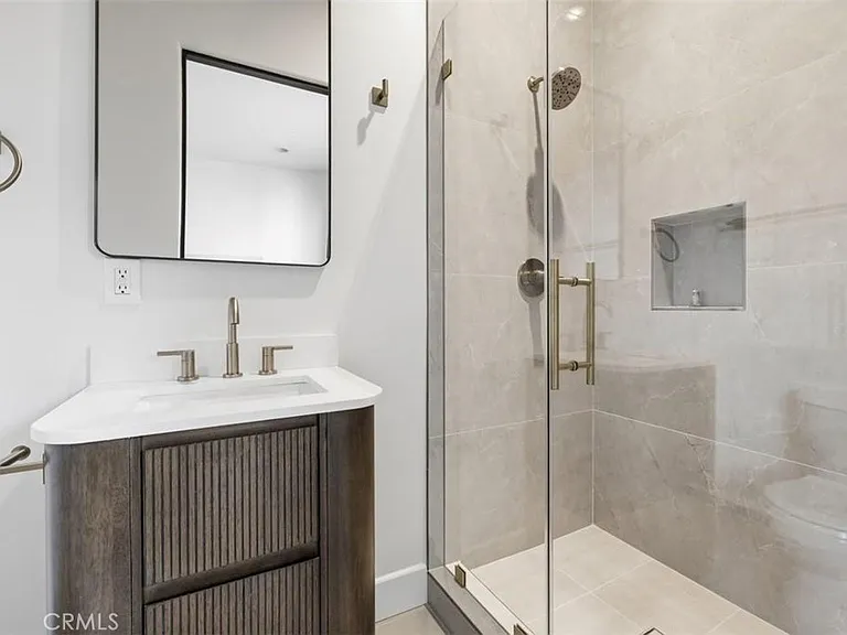 22953 Oxnard St — Photo 25