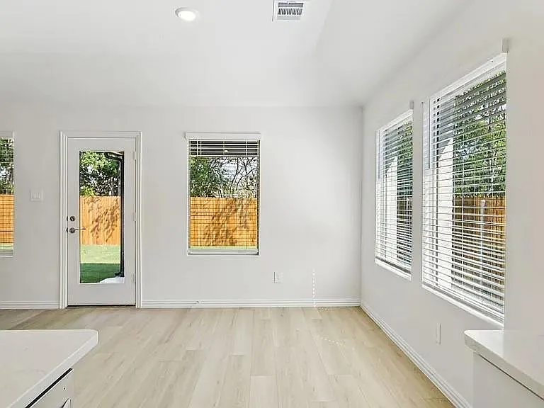 1019 Emberwood Dr — Photo 6
