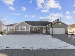 748 N Melcorn Cir, De Pere, WI 54115