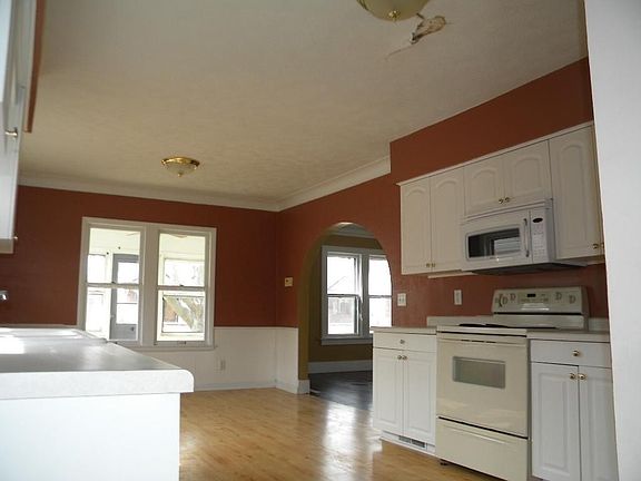 3rd image of 103 N Chestnut St