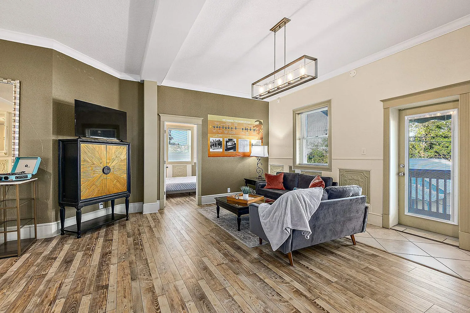 3 bed, 2.0 bath, 2292 sqft, $7,120 — Photo 1