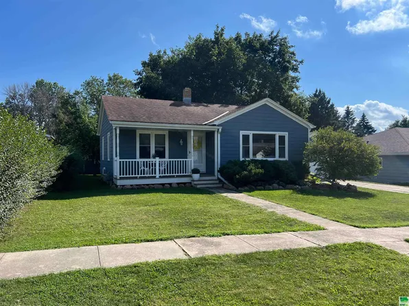 414 4th St NW, Orange City, IA 51041
