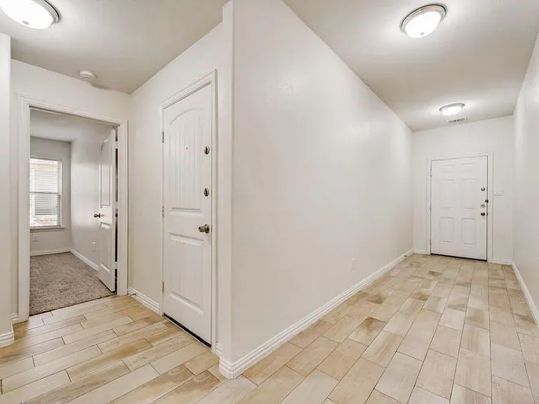 815 Evergreen St — Photo 3