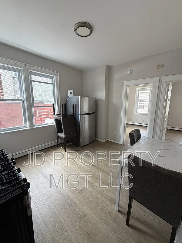 2 bed, 1.0 bath, $2,100 — Photo 2