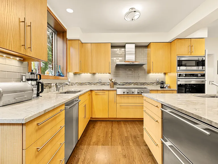 3111 Chain Bridge Rd NW — Photo 15