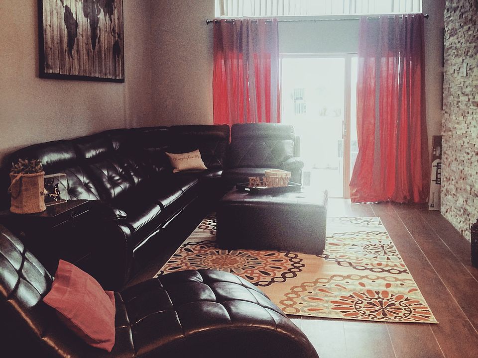 Living room, high ceilings 