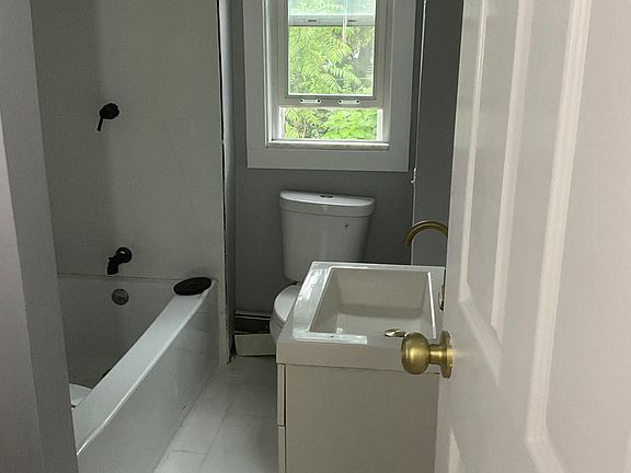 3rd image of 927 Douglas Ave Floor 2