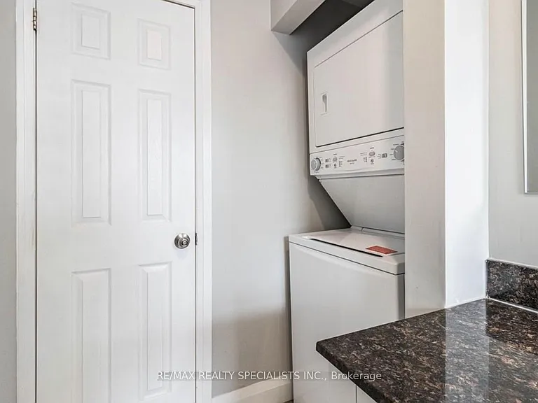 226 Overlea Dr #UPPER — Photo 14