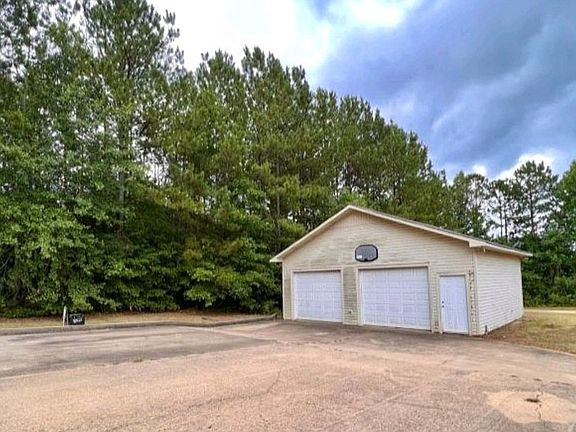 4th image of 1044 Backwoods Rd